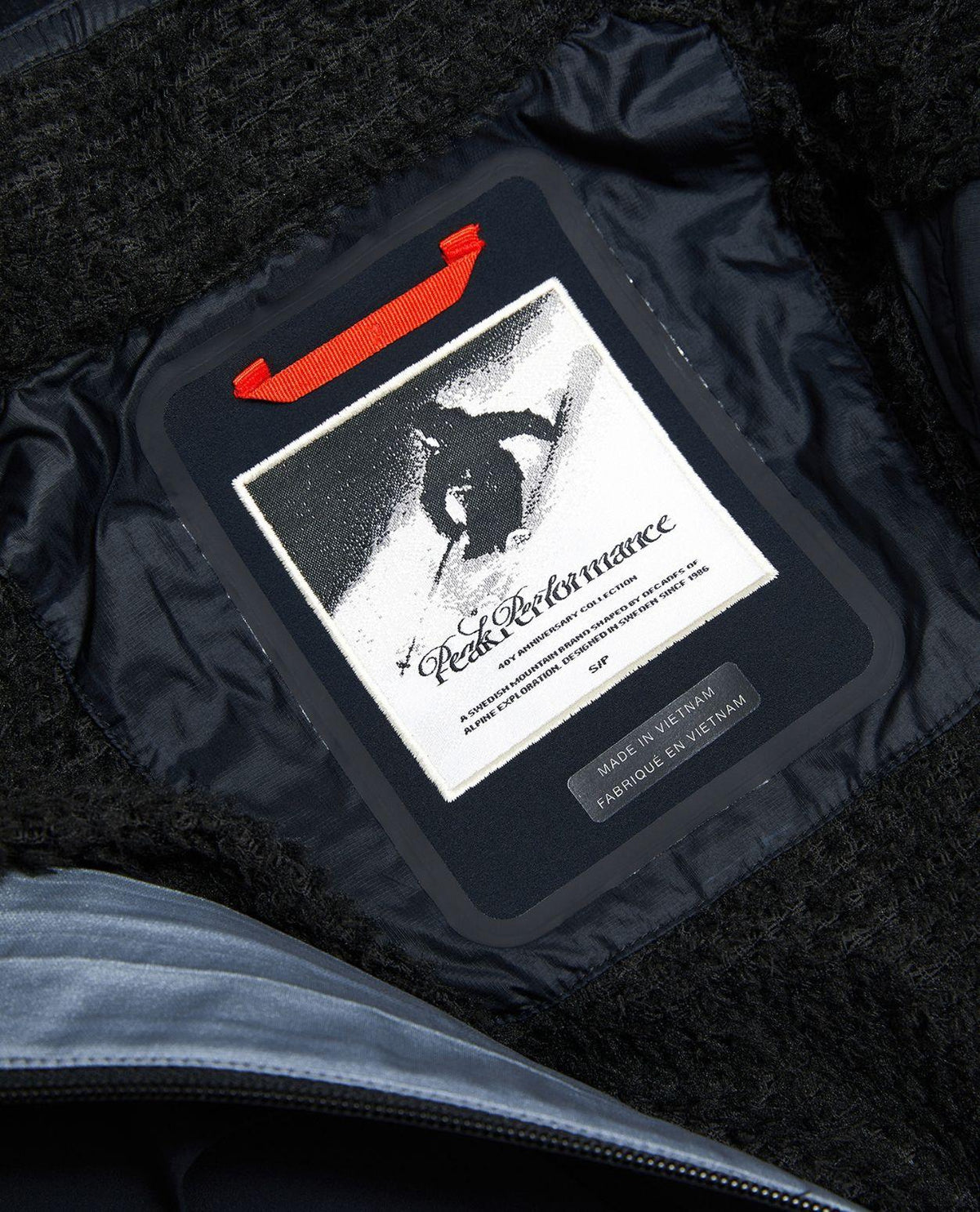 Peak Performance 40Y R&D Long Gore-Tex Shell Jacket Women - Detaljbild på inneretikett och foder