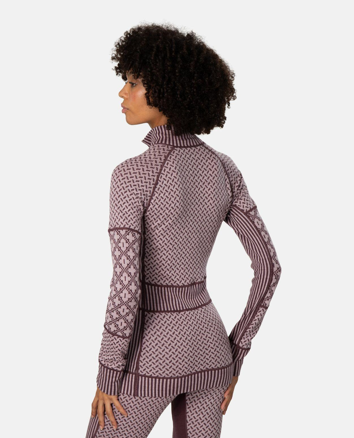 Kari Traa Smekker Half Zip i merinoull och färgen Cocoa Powder, visad bakifrån på modell.