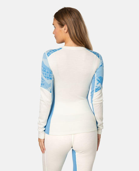 Kari Traa Olea Long Sleeve i merinoull i färgen ocean, sedd bakifrån med nordiskt mönster.