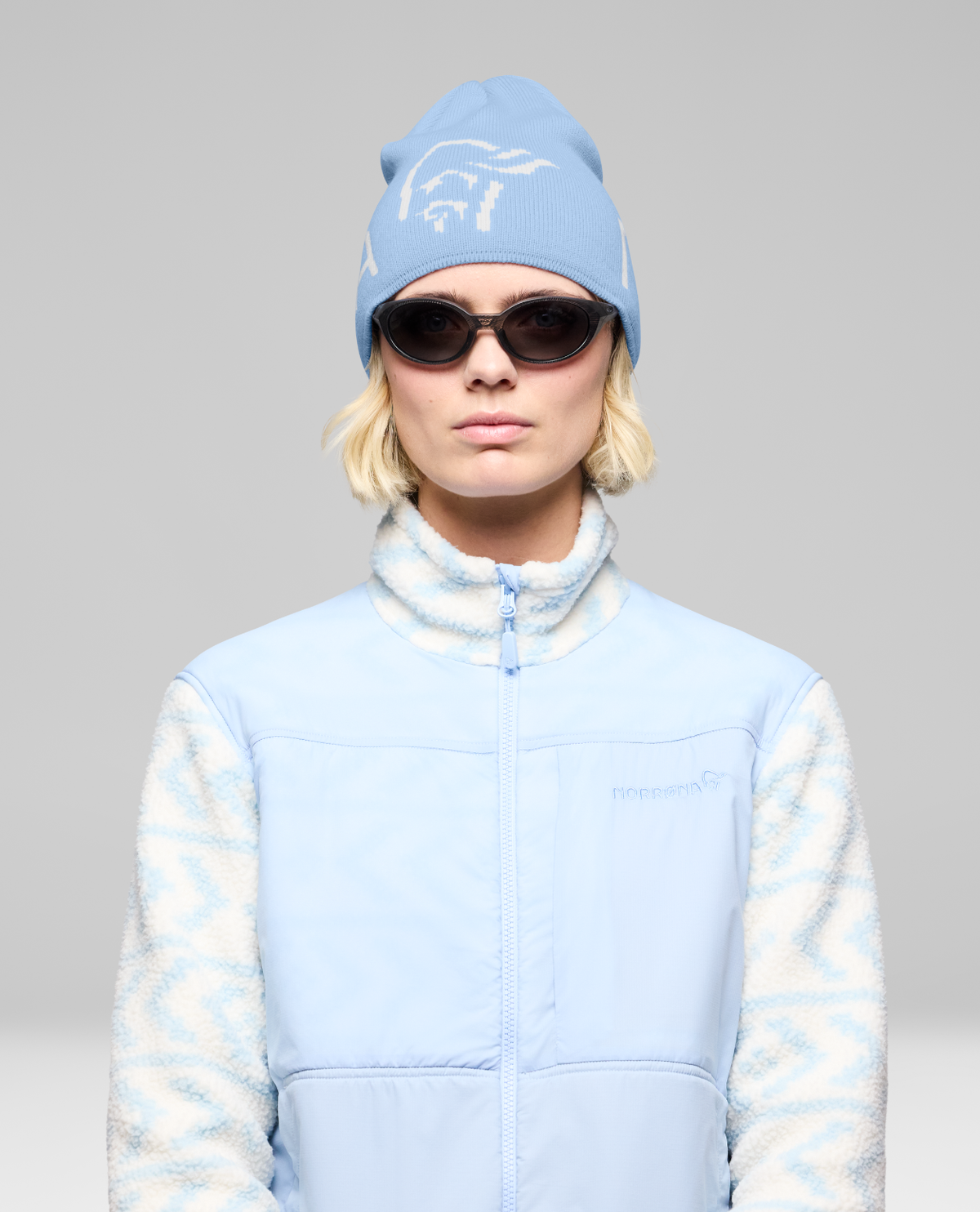 Norrøna /29 mid merinoUll Logo Beanie i färgnyansen Allure på modell med solglasögon