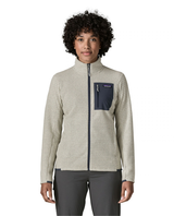 Patagonia R1 Air Jacket Women i färg Birch White visad framifrån på modell.