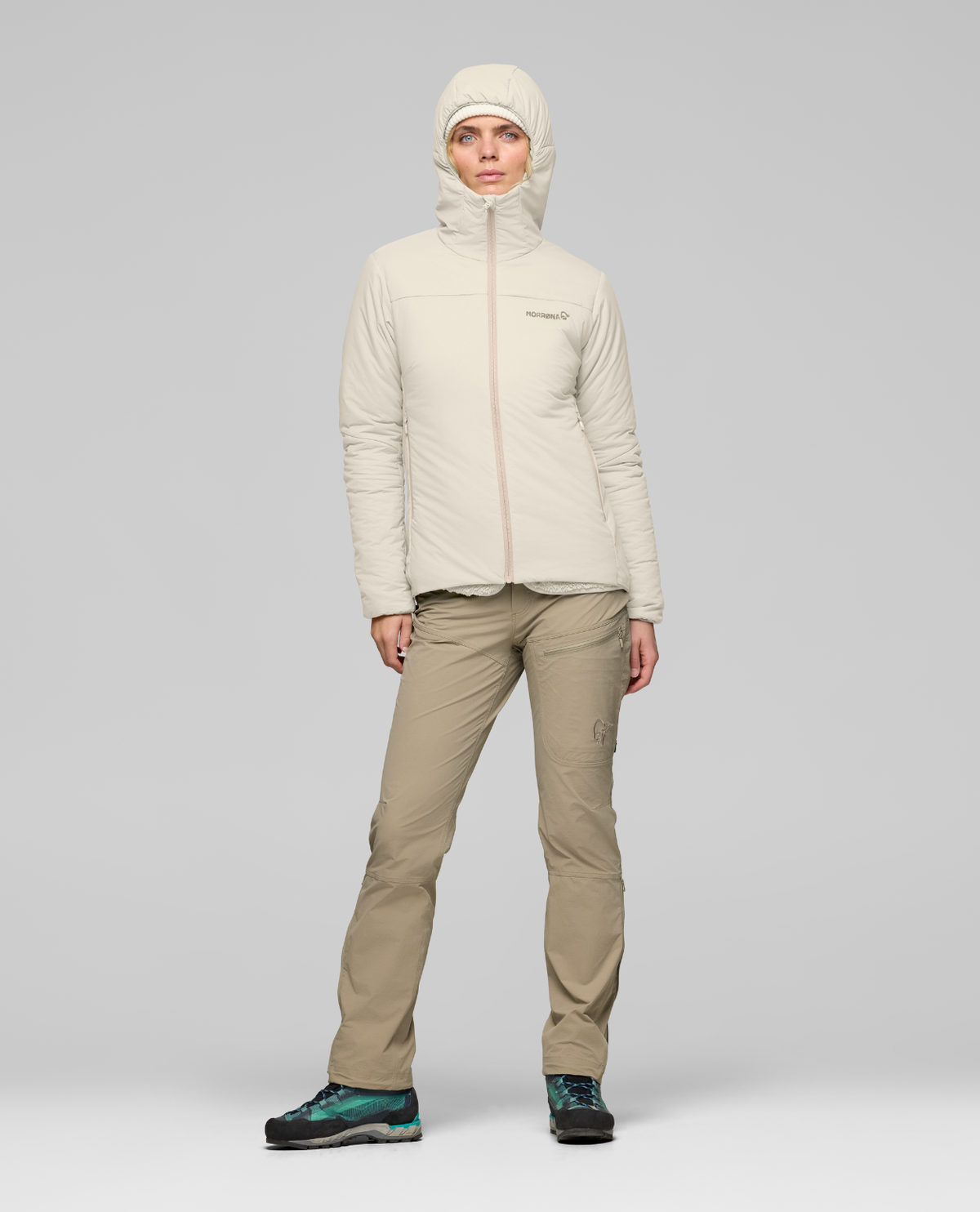 Norrøna Femund thermo60 Zip Hood Women i färg oatmeal för dam, visad framifrån med huva.
