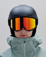 POC Nexal Mid skidglasögon i Uranium Black med orange spegellins på skidåkare.