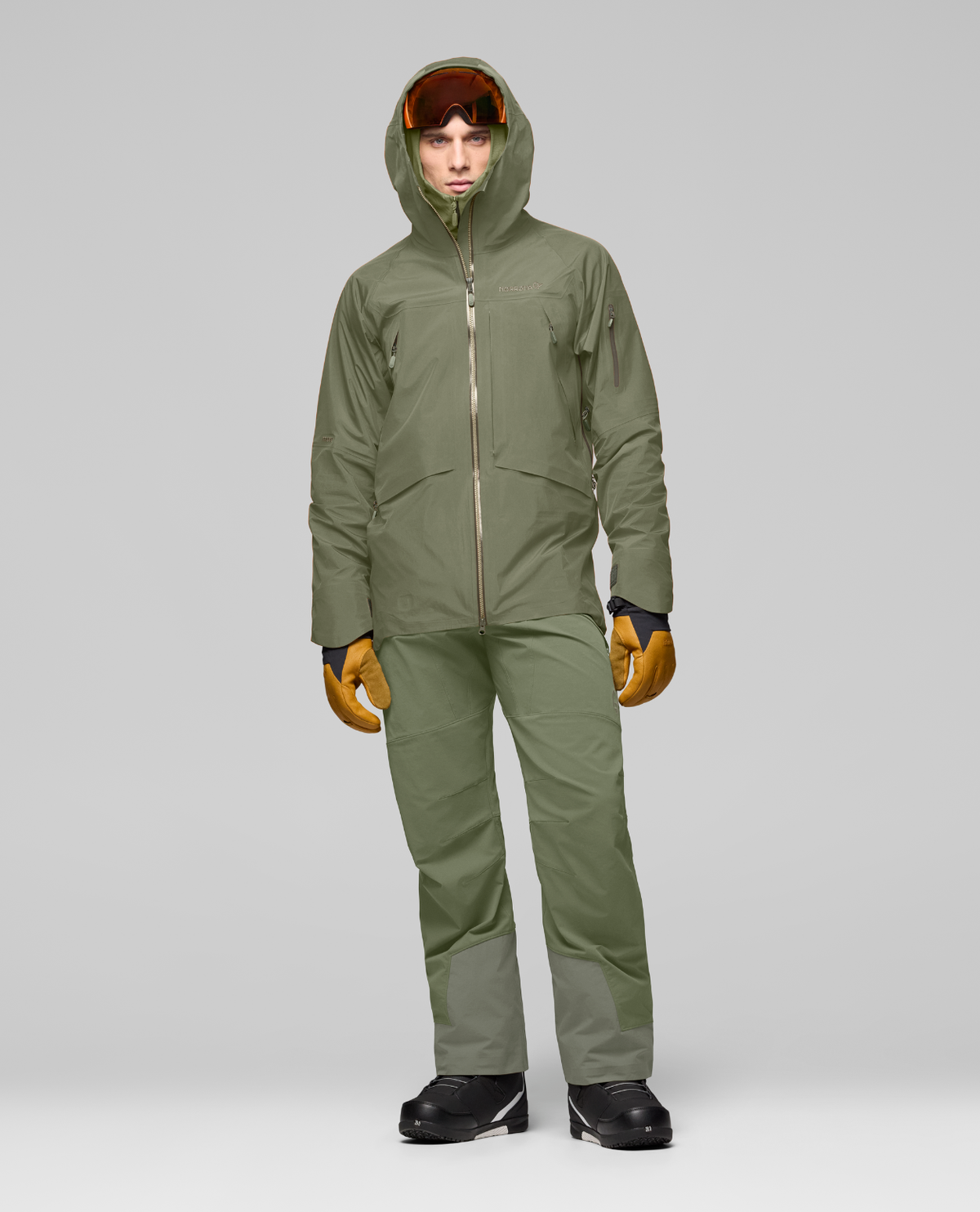 Norrøna Møre Gore-Tex Jacket Men i färg Deep Lichen Green på modell framifrån.