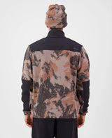 Baksida av Mons Royale Pileup Wool Fleece 1/4 Zip i mönstrad orange färg med matchande mössa.