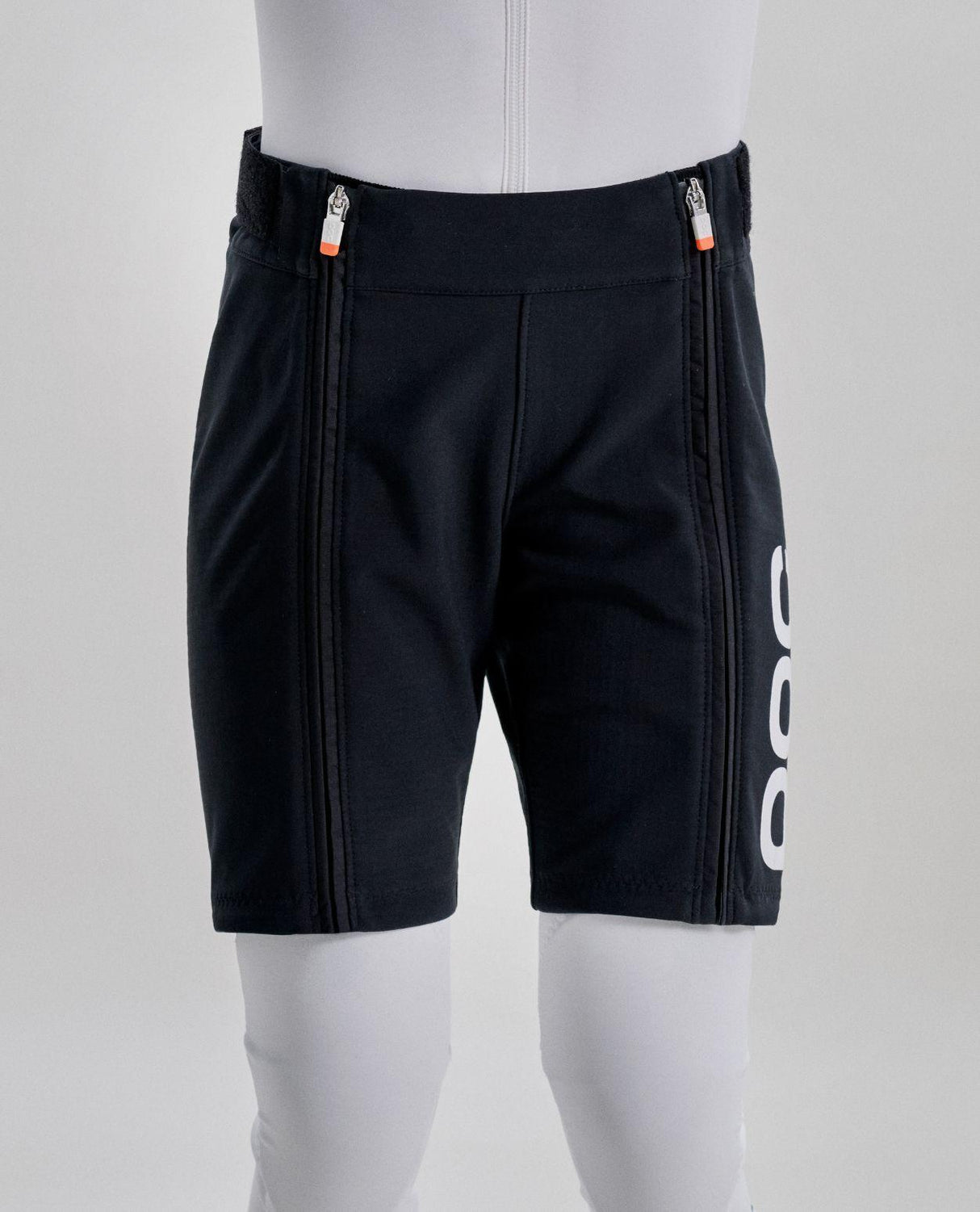 POC Junior Race Shorts i svart färg visande juniormodellen för utförsåkning.