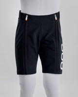POC Junior Race Shorts i svart färg visande juniormodellen för utförsåkning.