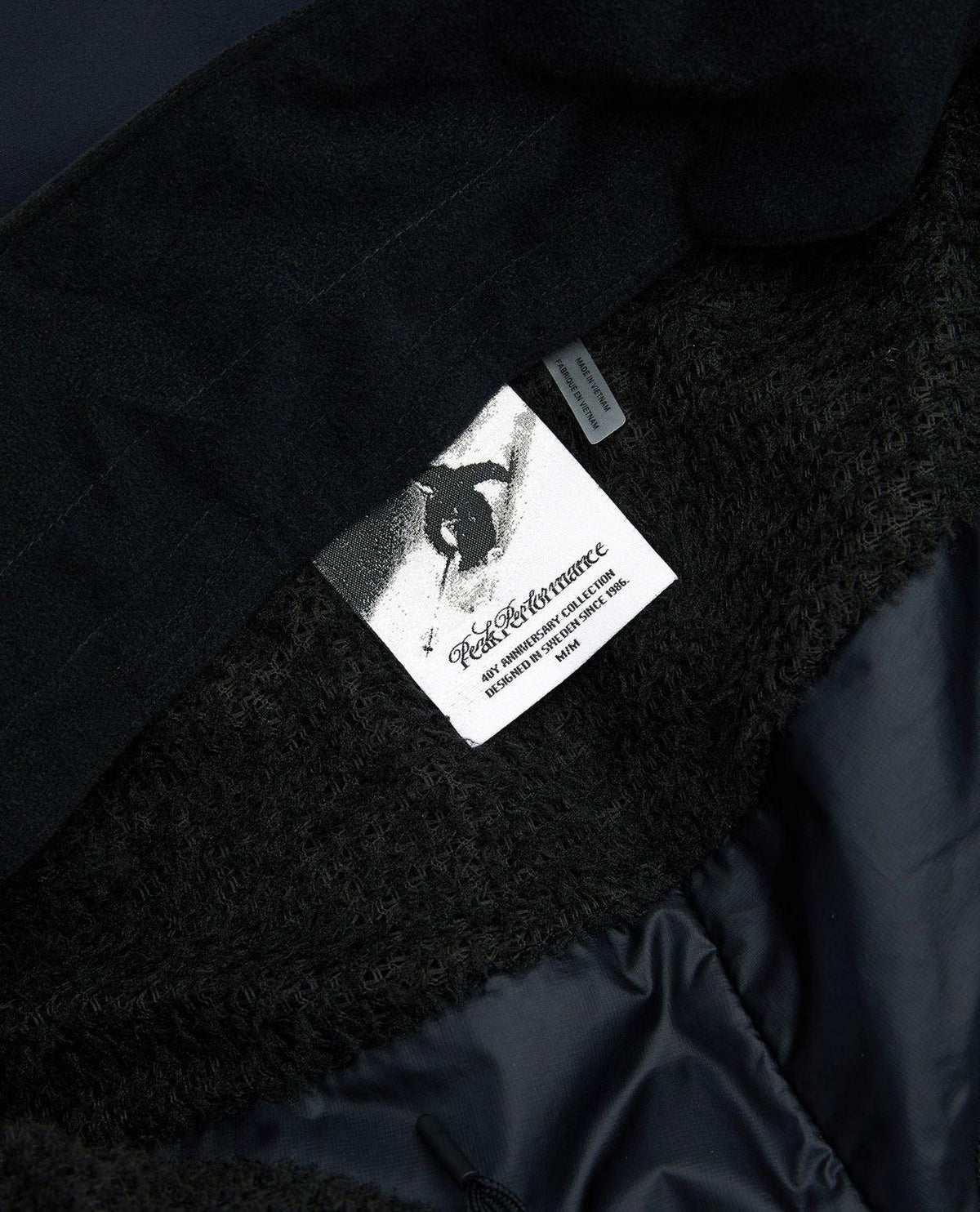 Peak Performance 40Y R&D Gore-Tex skidbyxor för herr i svart, närbild på inneretikett och foder.