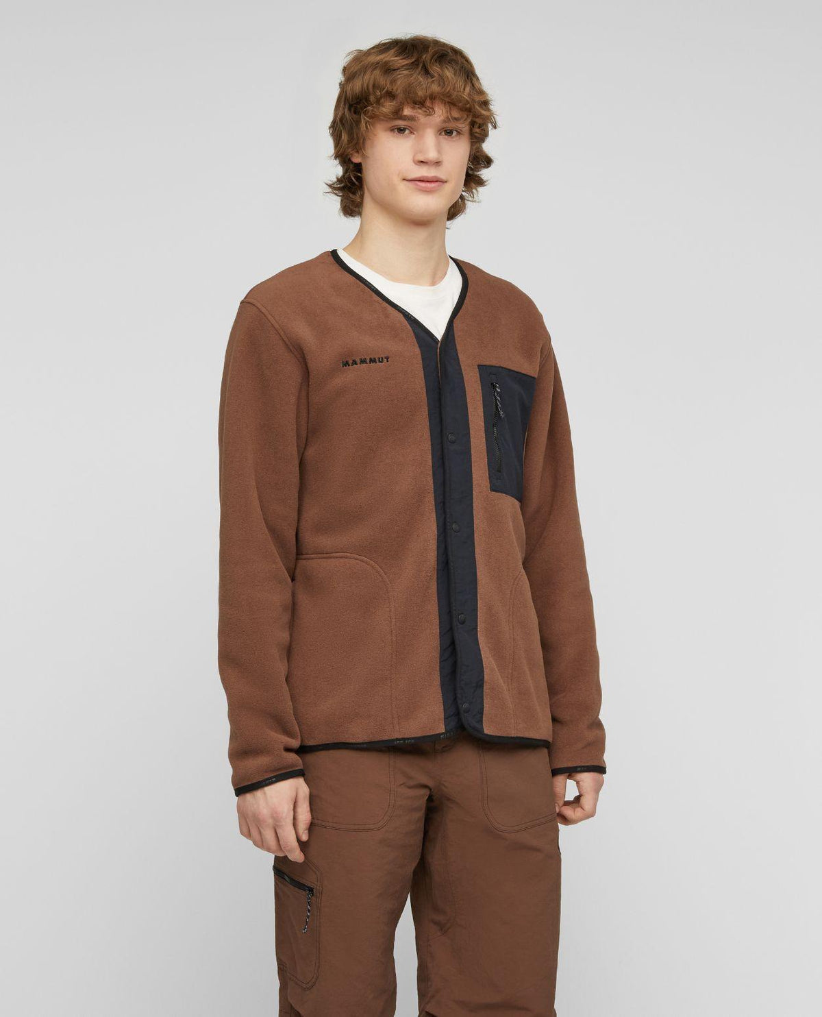Mammut Moonstone Hybrid ML Cardigan i jordnära brun och svart färg, visad på modell i studio.