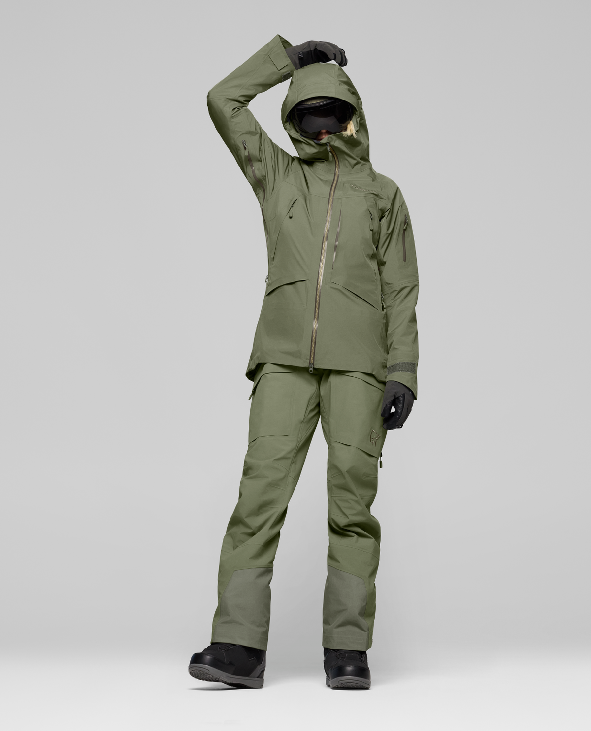 Norrøna Møre Gore-Tex Jacket Women i färgen Deep Lichen Green för damer