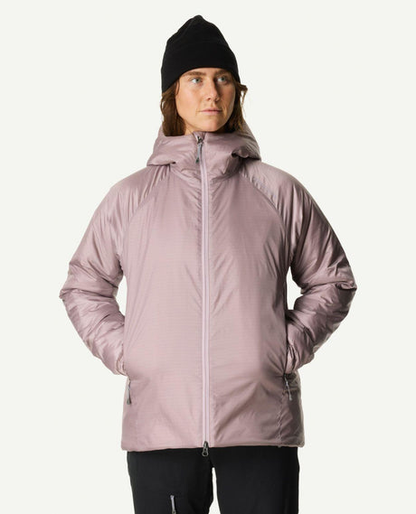 Kvinna iklädd Houdini Dunfri damjacka i lila färgen Sky Purple och svart mössa.