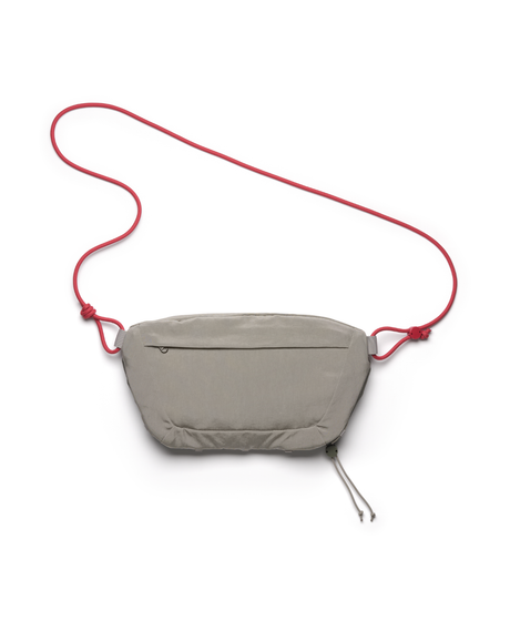D_b_ Roamer Pro Sling Bag 6L i färgnyansen Basil Green med röd axelrem.