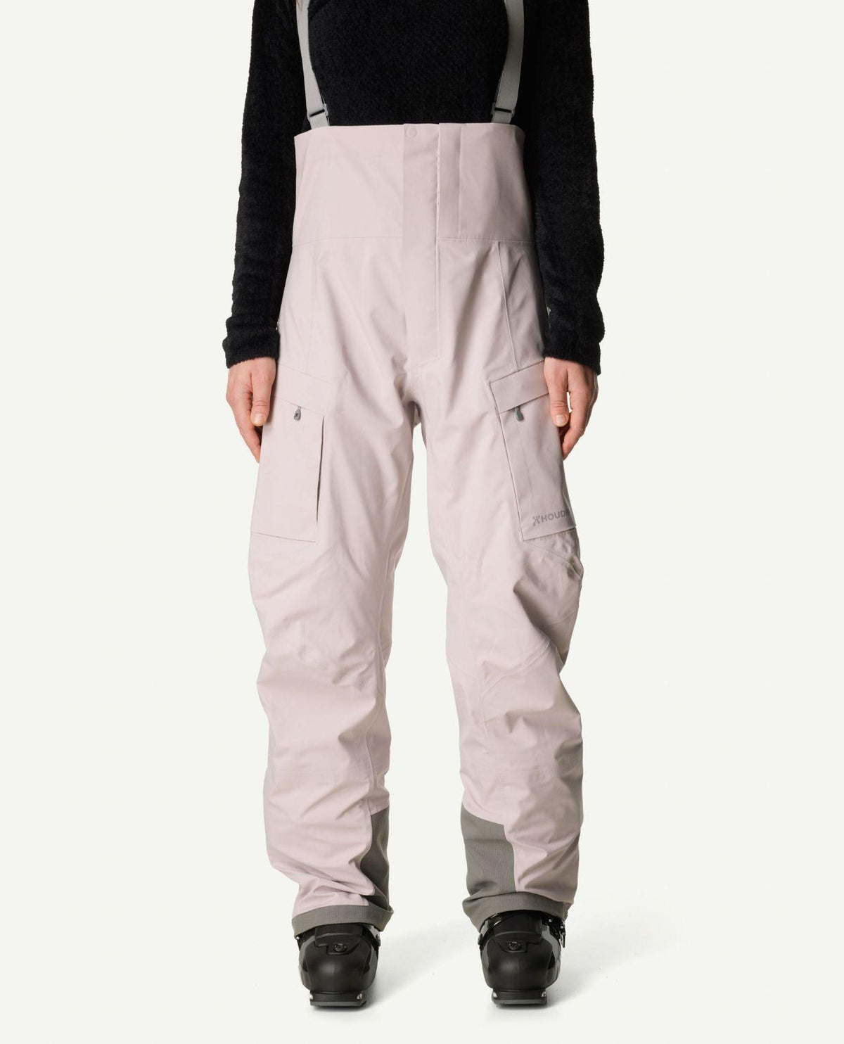 Houdini Rollercoaster Bib Pants dam i silverlila färg med hängslen och fickor framifrån på skidåkare.