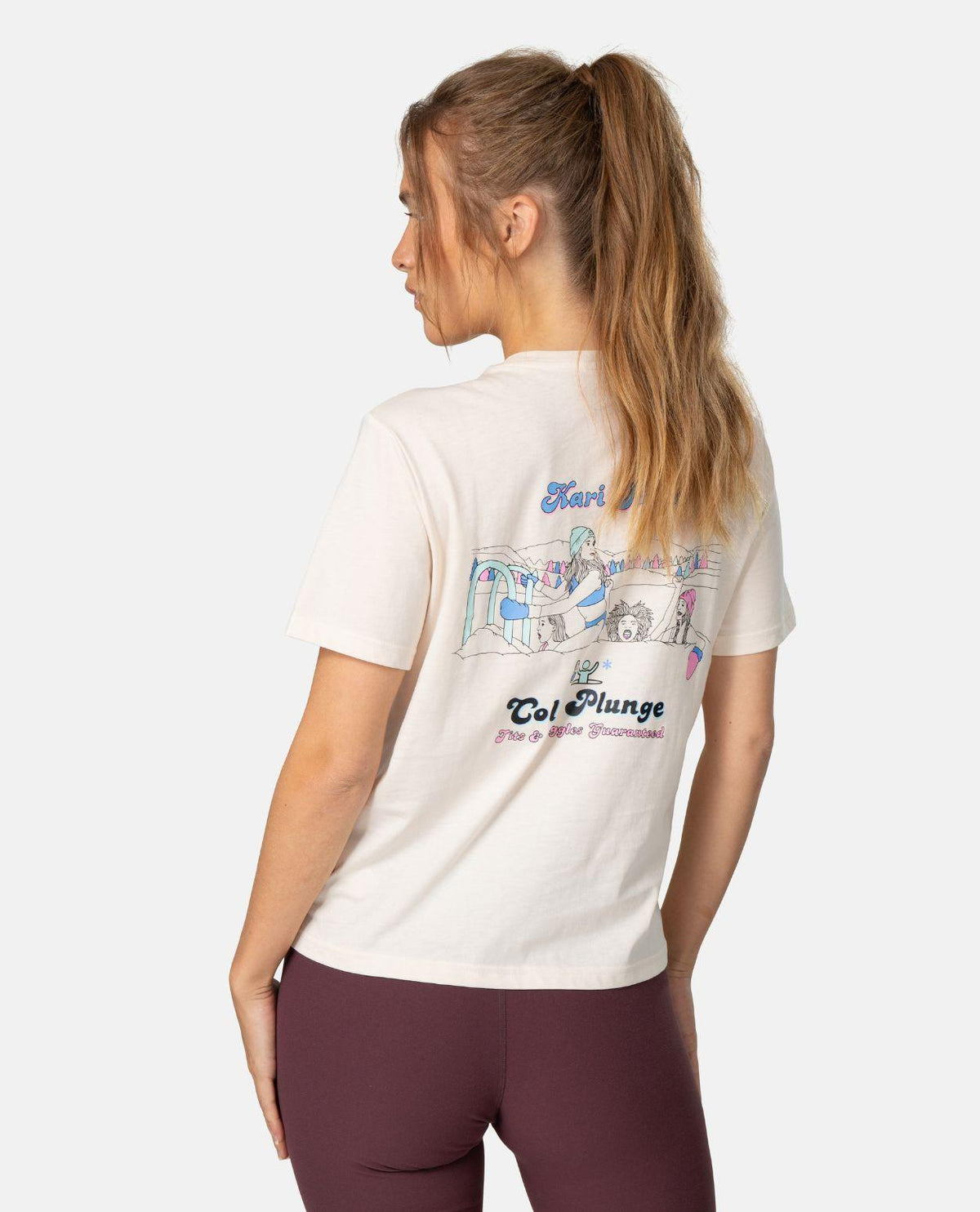Kari Traa KT Graphic Tee i färgen Off White, visad bakifrån för att visa det färgglada ryggtrycket.