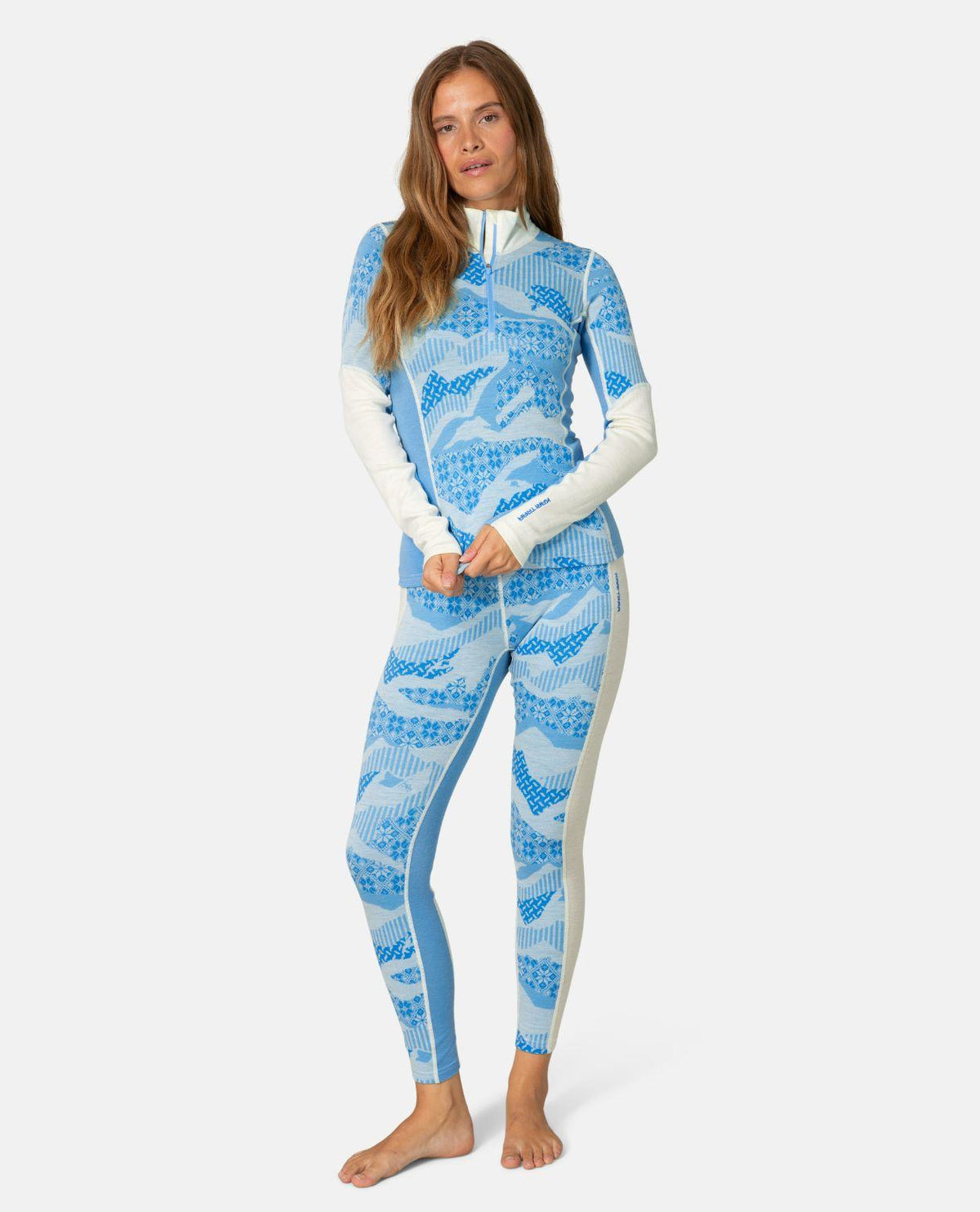 Kari Traa Olea Pants i färgen ocean på modell tillsammans med matchande överdel för dam.
