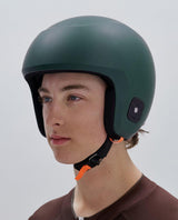Person som bär POC Skull Dura X Mips skidhjälm i färgen Pargasite Green Matt.