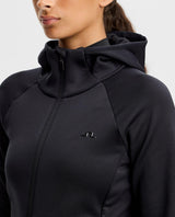 J.Lindeberg Portia Polartec Hood - Svart mellanlager för dam, närbild på huva och dragkedja.