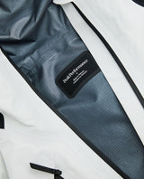 Närbild på insidan och logotypen i Peak Performance Vertical Gore-Tex Pro Jacket dam i vitt.