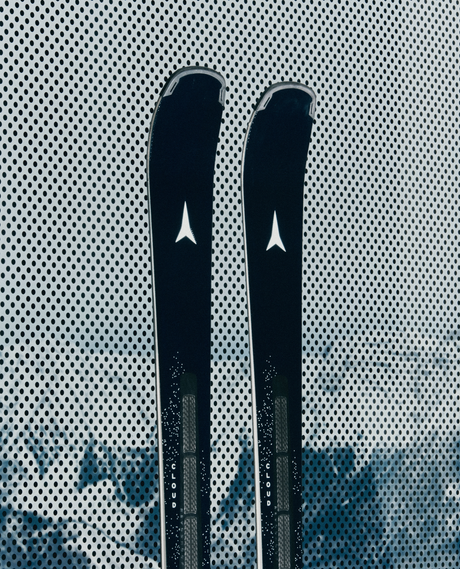 Atomic Cloud Q14 Revoshock S 26/27 pistskidor med svarta toppar, vit logotyp och synlig dämpningsteknik.