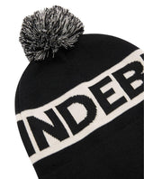 J.Lindeberg Tilo Beanie - Svart mössa med pompom och stor logotyp från Alpingaraget.