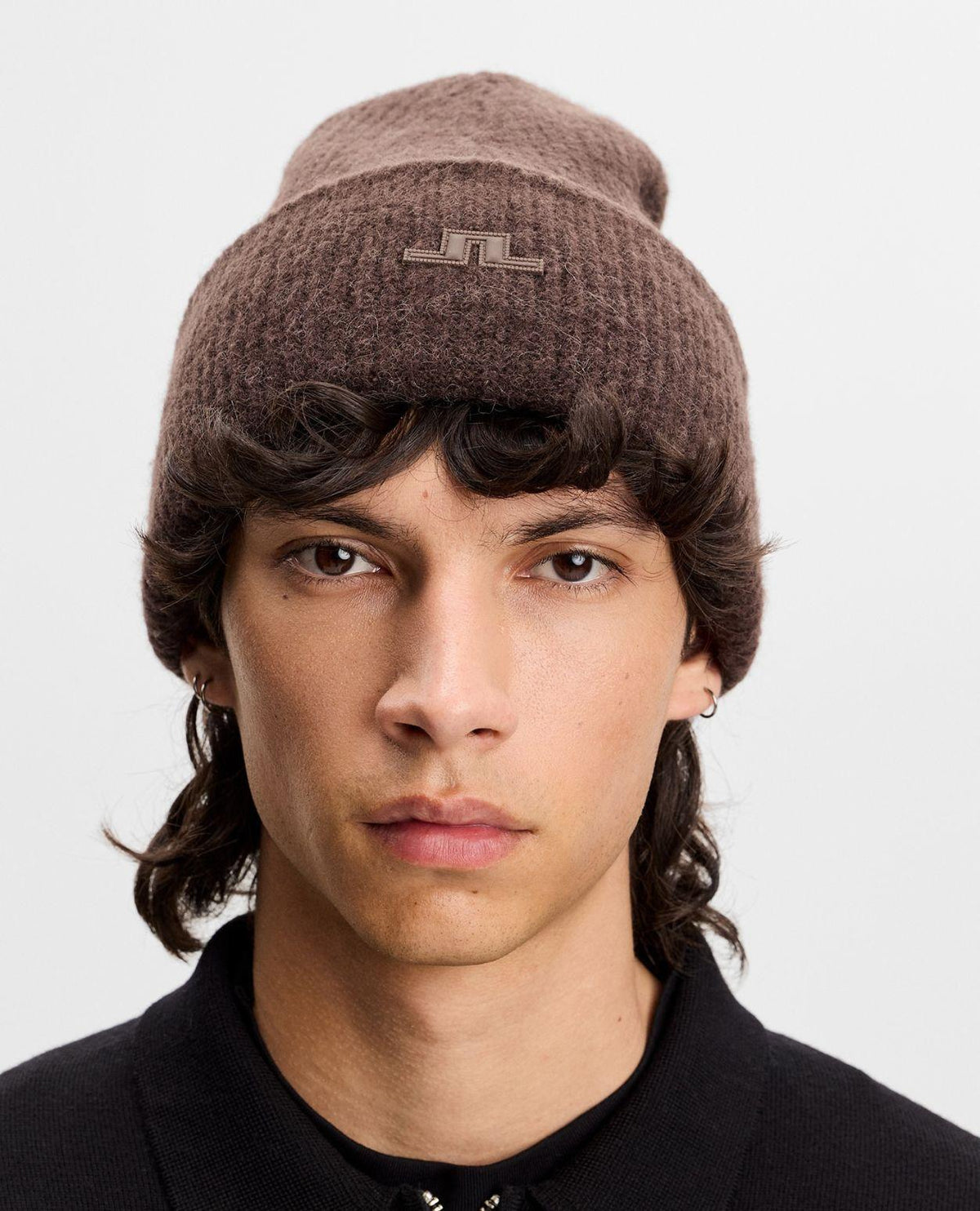 J.Lindeberg Monta Beanie i brun färg på modell.