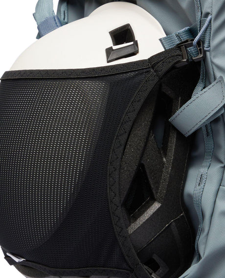 Mammut Nirvana 28 - Strata-Black hjälmhållare i detalj - Alpingaraget