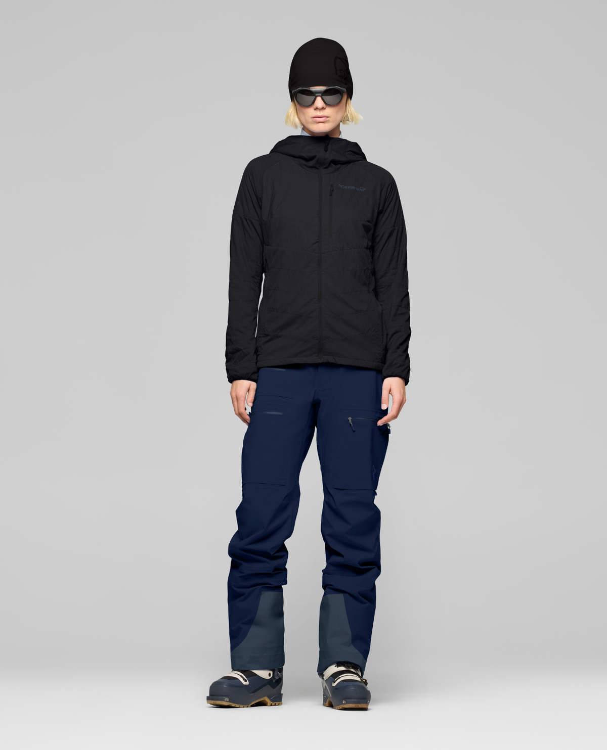 Norrøna Lyngen thermo100active Zip Hood Women - Caviar Black svarta damjacka på modell