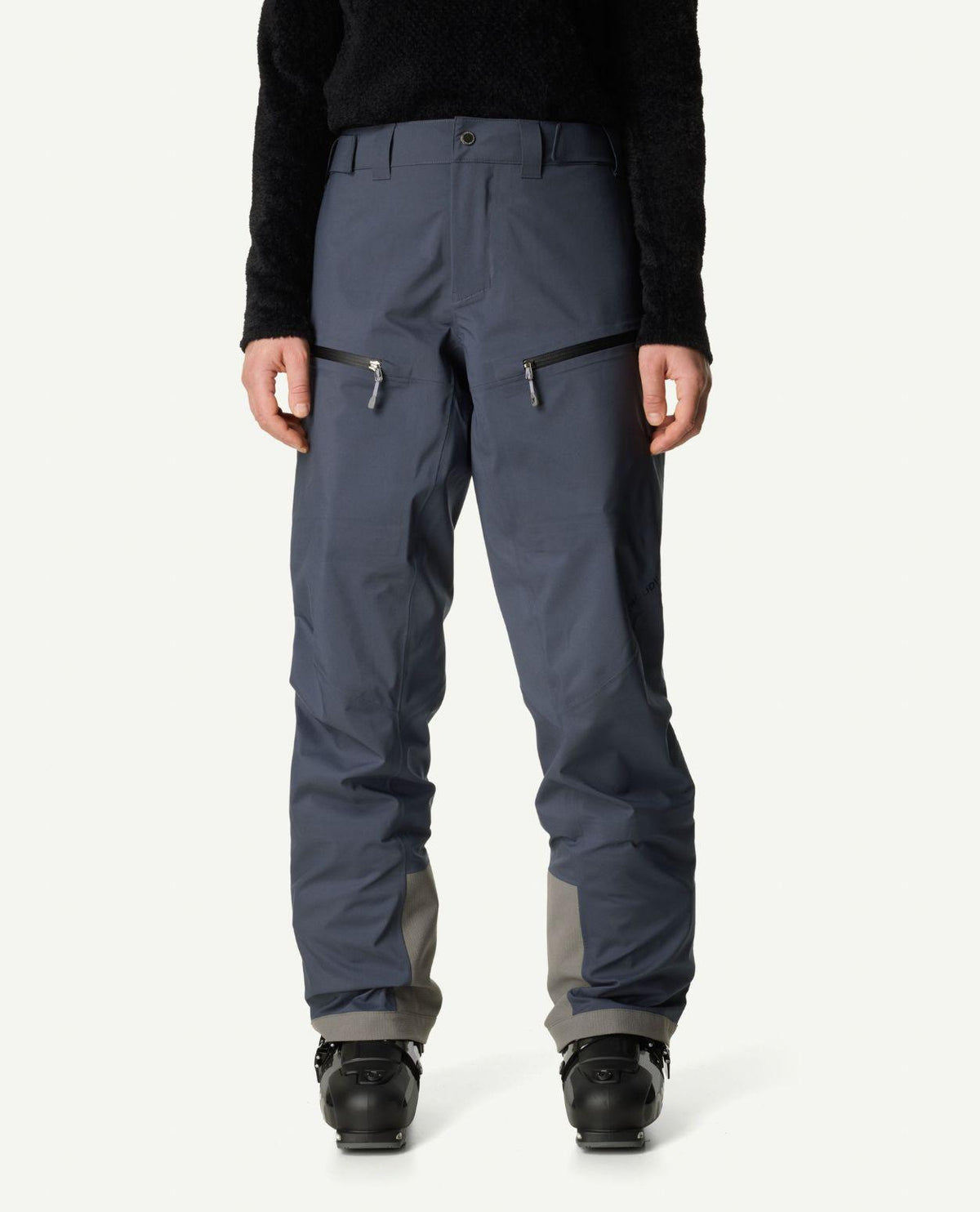 Houdini Ride Pants II dam i blått framifrån buret på modell med pjäxor.