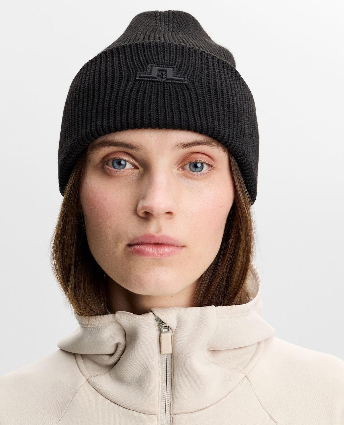 Svart J.Lindeberg Vale Beanie mössa på modell