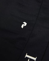 Närbild på Peak Performance Rider Essentials Pants Women i svart med tryckt logotyp.