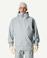 Manlig skidåkare iförd den grå skidjackan Houdini Rollercoaster Jacket II samt mössa och handskar.