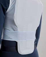 POC VPD Max Race Vest i vitt, ett smidigt ryggskydd för alpina skidåkare med ventilerande mesh och säker passform.