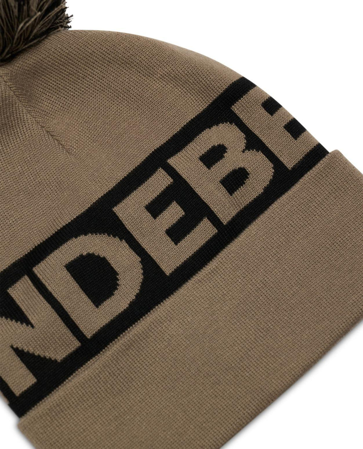 Närbild på J.Lindeberg Tilo Beanie i brun färg med tydlig svart logotyp och tofs.