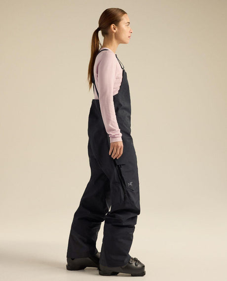 Arc'teryx Sentinel Bib Women skidbyxor i svart dammodell, visade från sidan.