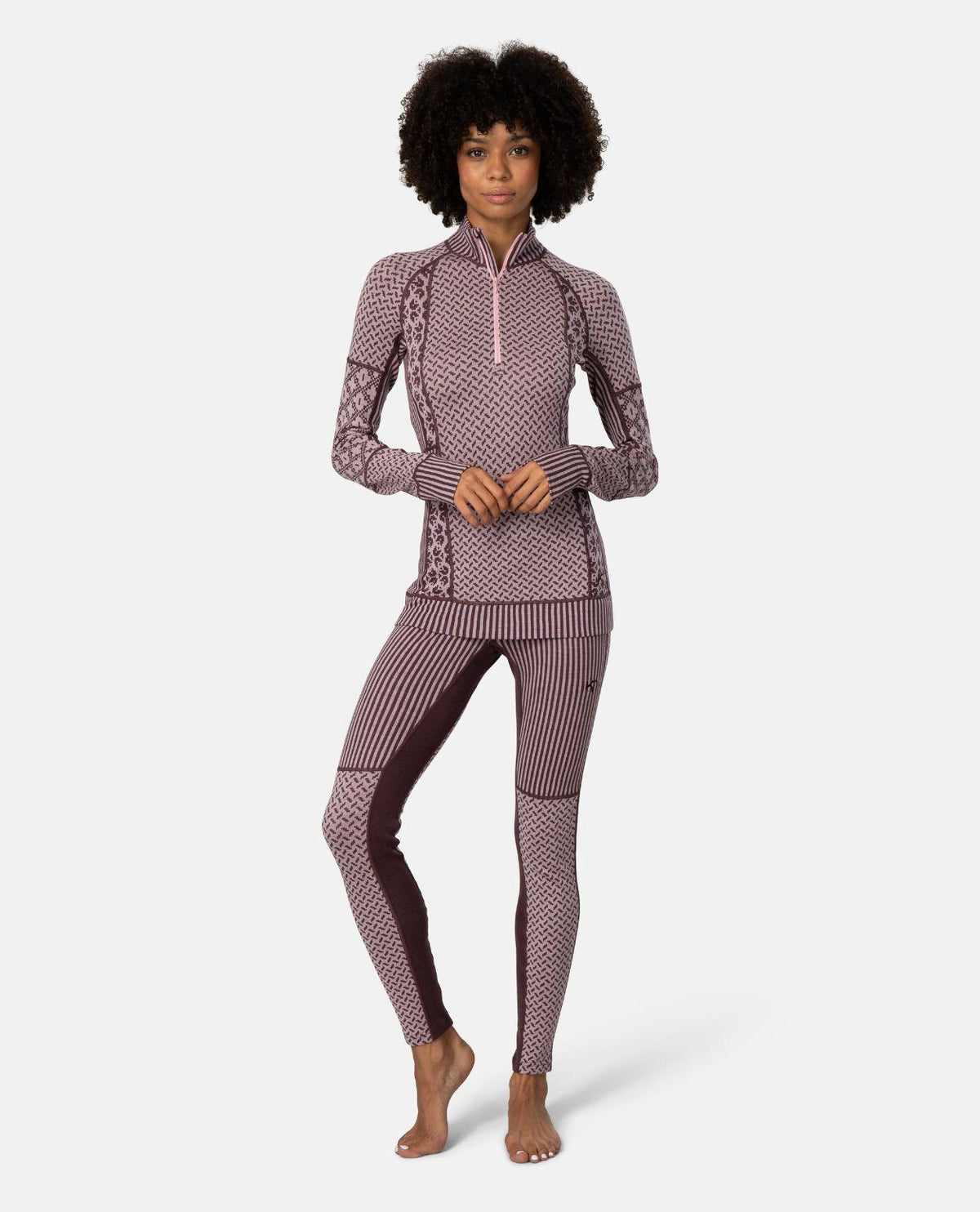 Kari Traa Smekker Half Zip i färgen Cocoa Powder och matchande underställstights som visar det mönstrade merinoullsunderstället på modell.