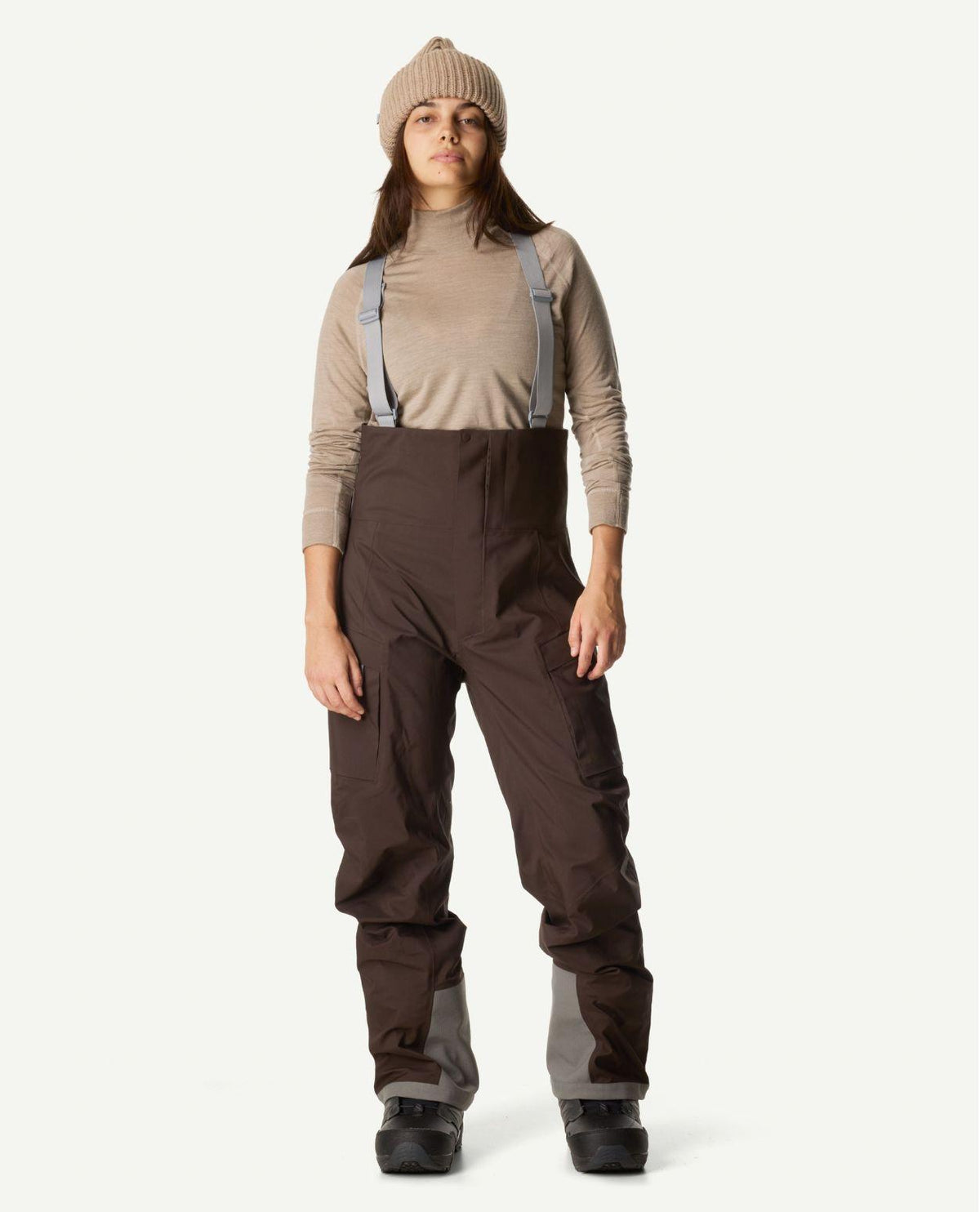 Houdini dammodell av Rollercoaster Bib Pants i brun färg med hängslen framifrån.