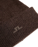 J.Lindeberg Monta Beanie i brun färg med detaljbild på logotypen.