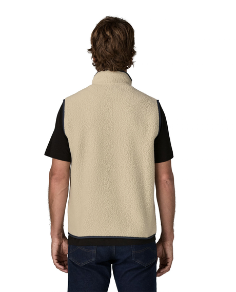 Patagonia Retro Pile Vest Men i farten Pelican bakifrån, visande den beige fleecen och passformen.