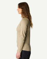 Kvinna i profil som bär den gröna merinotröjan Houdini Puremerino Halfzip Women