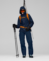Norrøna Lofoten Gore-Tex Insulated Jacket Women i Indigo Night med skidglasögon och ryggsäck