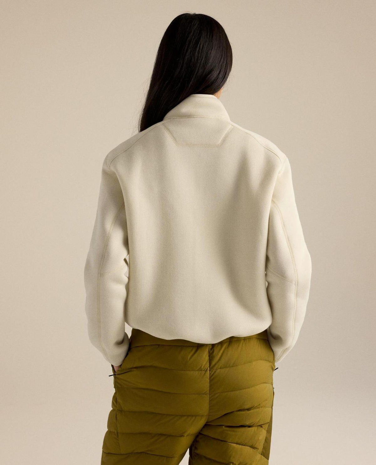 Arc'teryx Covert 1/2 Zip damtröja i återvunnen fleece sedd bakifrån i ljusbeige färg