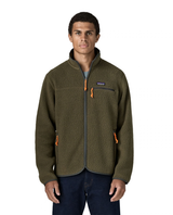 Patagonia Retro Pile Jacket Men i färgen Basin Green på en modell framifrån.