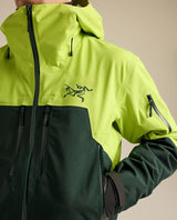 Närbild på bröstpartiet med logotyp på Arc'teryx Rush Jacket för herrar i färgerna mantis och dark jade.