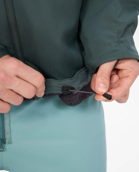 Närbild på justering av fåll och dragsko på Klättermusen Drifa Hood Jacket för herr i färgen dark teal.