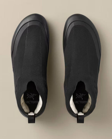 Arc'teryx Kragg Mid Men svarta approachskor sedda ovanifrån mot en neutral bakgrund med Vibram-sula och Betaspun-ull