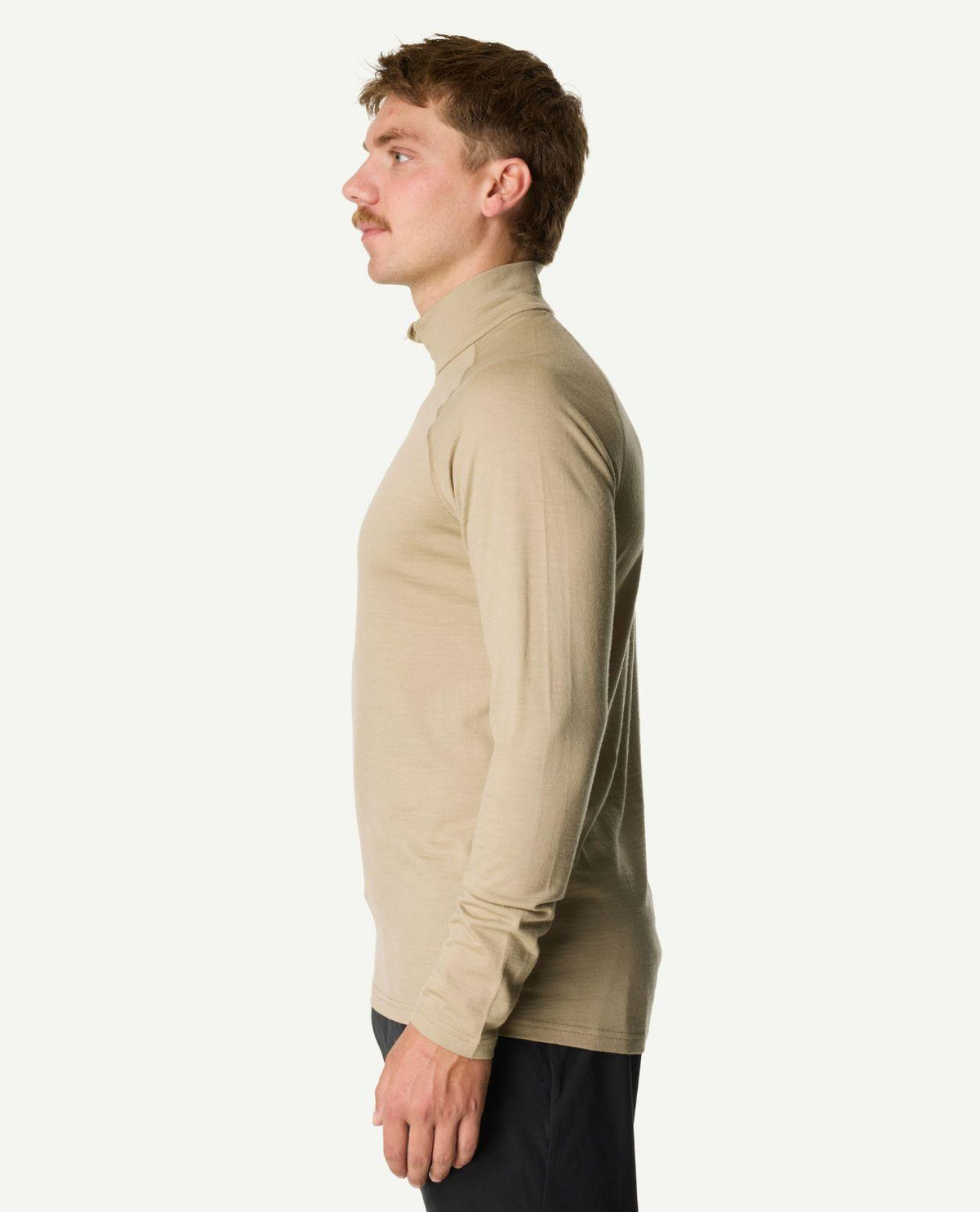 Man i profil som bär Houdini Puremerino Halfzip i färgen powder green.