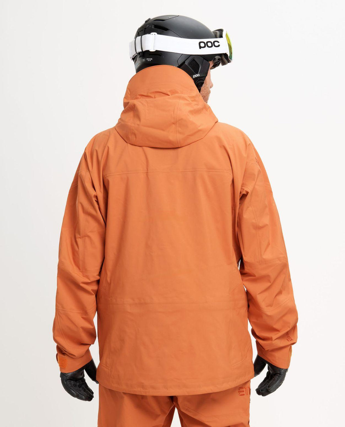 Elevenate Bec de Rosses XI skidjacka för herrar i orange apricot färgat GORE-TEX-material sett bakifrån.