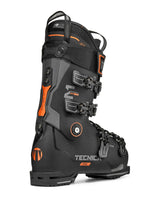 Tecnica Mach1 HV 120 TD alpinpjäxa i svart och orange, visad bakifrån för avancerade skidåkare med breda fötter.