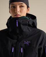 Arc'teryx Rush Jacket Women i svart med lila detaljer för damer, perfekt för friåkning och toppturer.