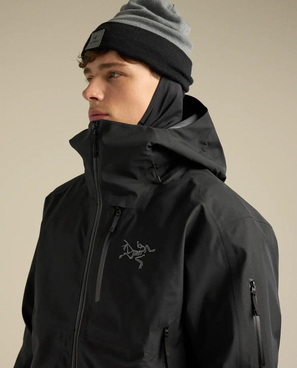 Arc'teryx Sabre Jacket Men - Svart väderskyddad freeridejacka med tekniskt skal för herrar.